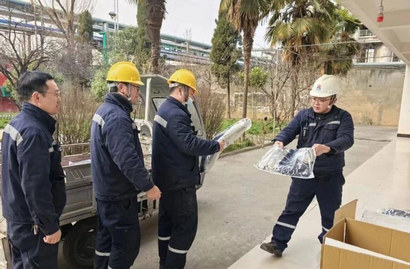 心系员工，温暖元旦——公司为员工发放羽绒冲锋衣